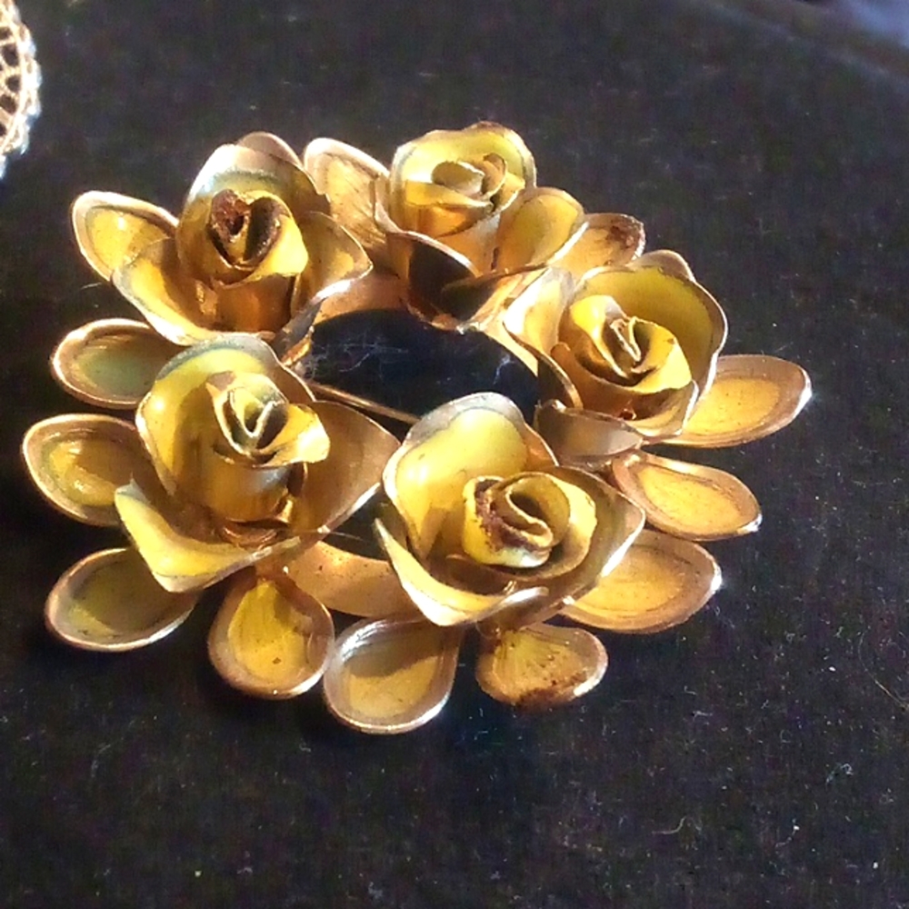 Beautiful gold pin with yellow and gold roses